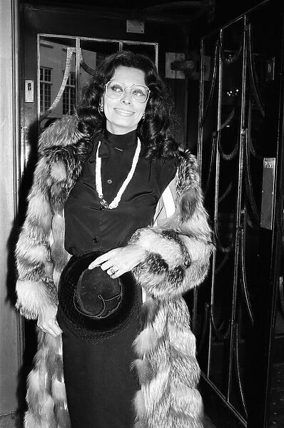 Sophia Loren arriving at Claridges Hotel, London. 25th March 1979