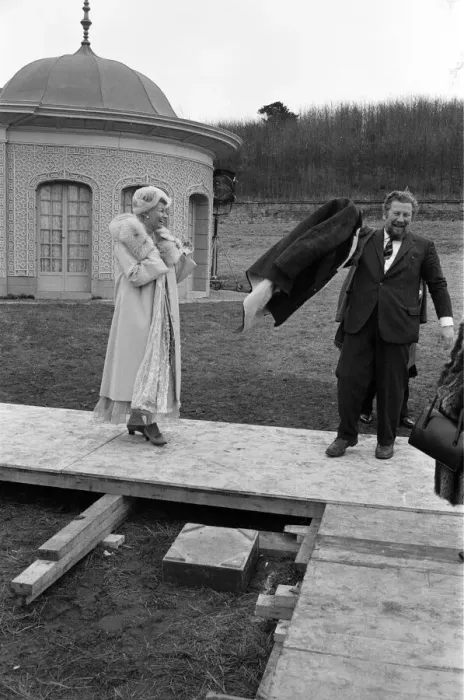 Framed Print : Sophia Loren during the filming of Lady L'at Castle Howard Framed Print : Sophia Loren during the filming of Lady L'at Castle Howard