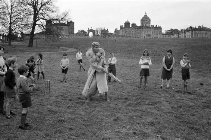 Framed Print : Sophia Loren during the filming of Lady L'at Castle Howard