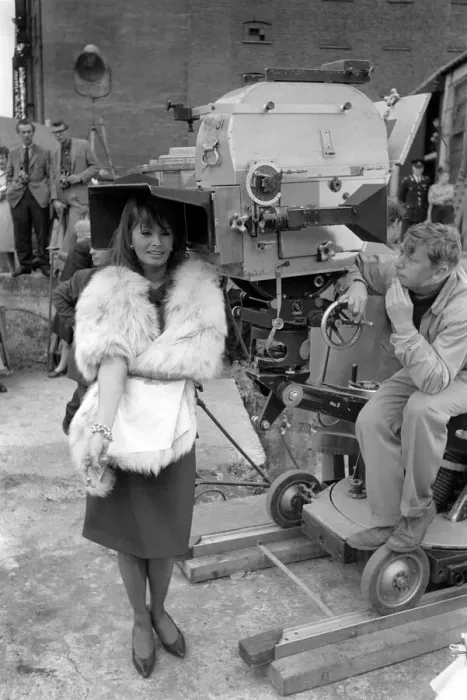 Framed Print : Sophia Loren filming The Millionairess'at London Bridge. June 1960 M4468-024 Framed Print : Sophia Loren filming The Millionairess'at London Bridge. June 1960 M4468-024