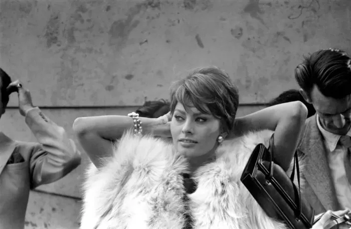 Framed Print : Sophia Loren filming The Millionairess'at London Bridge. June 1960 M4468-026 Framed Print : Sophia Loren filming The Millionairess'at London Bridge. June 1960 M4468-026