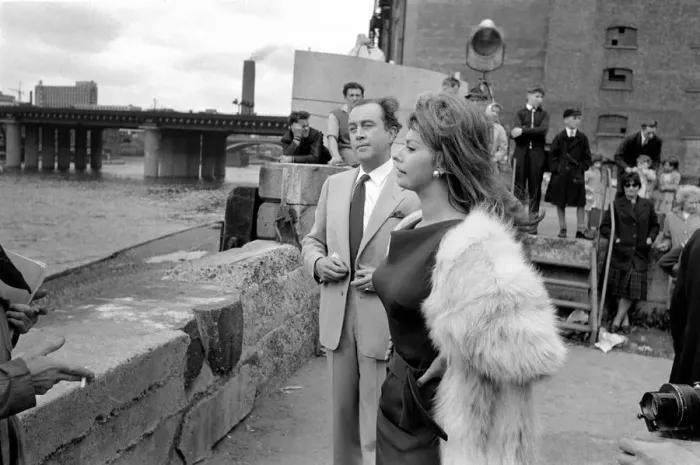 Framed Print : Sophia Loren filming The Millionairess'at London Bridge. June 1960 M4468-021