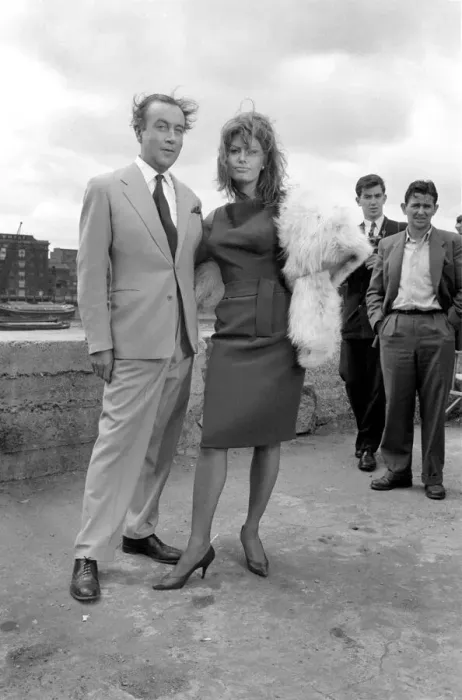 Framed Print : Sophia Loren filming The Millionairess'at London Bridge. June 1960 M4468-018