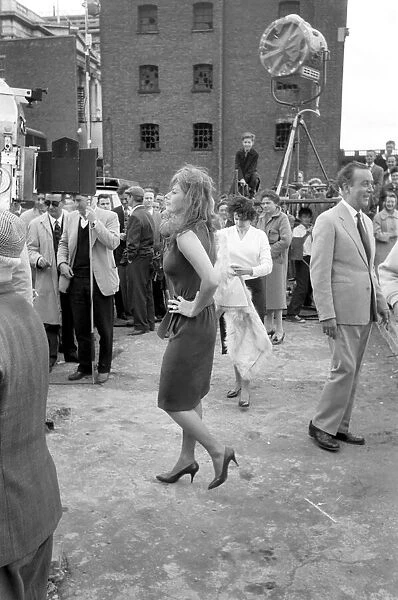 Sophia Loren filming 'The Millionairess'at London Bridge. June 1960 M4468-005