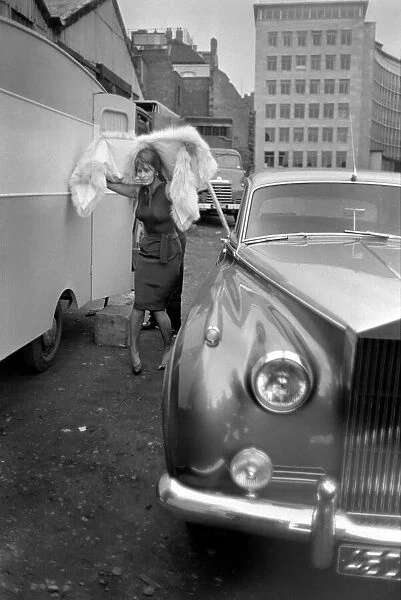 Sophia Loren filming 'The Millionairess'at London Bridge. June 1960 M4468-012