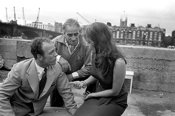 Sophia Loren filming 'The Millionairess'at London Bridge. June 1960 M4468-001
