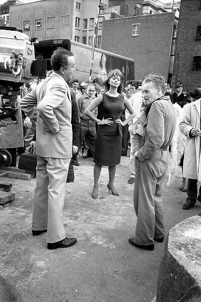 Sophia Loren filming 'The Millionairess'at London Bridge. June 1960 M4468-007