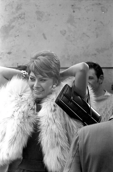 Sophia Loren filming 'The Millionairess'at London Bridge. June 1960 M4468-027