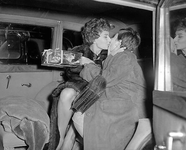 Sophia Loren kissing her sister Maria who has brought her dress for the Royal Film