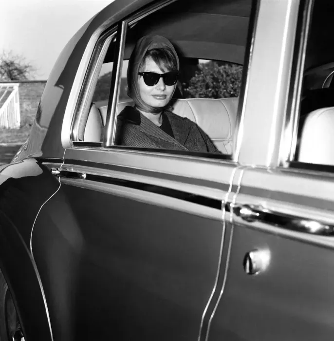 Framed Print : Sophia Loren leaving the Norwegian Barn'for the film studios by Rolls-Royce