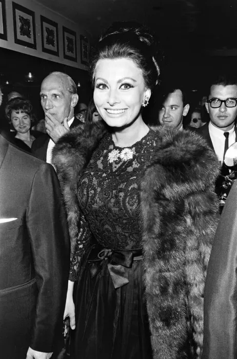 Framed Print : Sophia Loren at the premier of Operation Crossbow'at the Empire Theatre Framed Print : Sophia Loren at the premier of Operation Crossbow'at the Empire Theatre