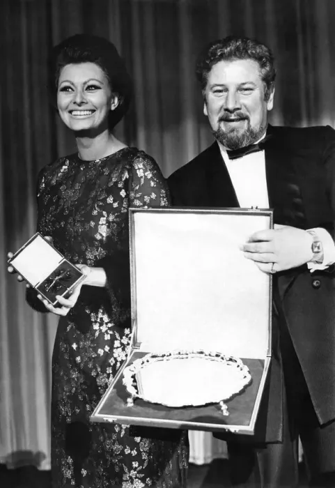 Framed Print : SophiaIs prize. Sophia Loren received the International star of the year award this Framed Print : SophiaIs prize. Sophia Loren received the International star of the year award this