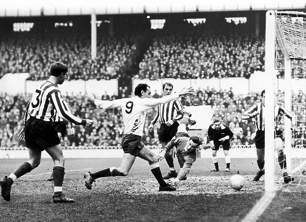 Southampton 1-2 Tottenham Hotspur, league match at The Dell, Saturday 11th November 1967