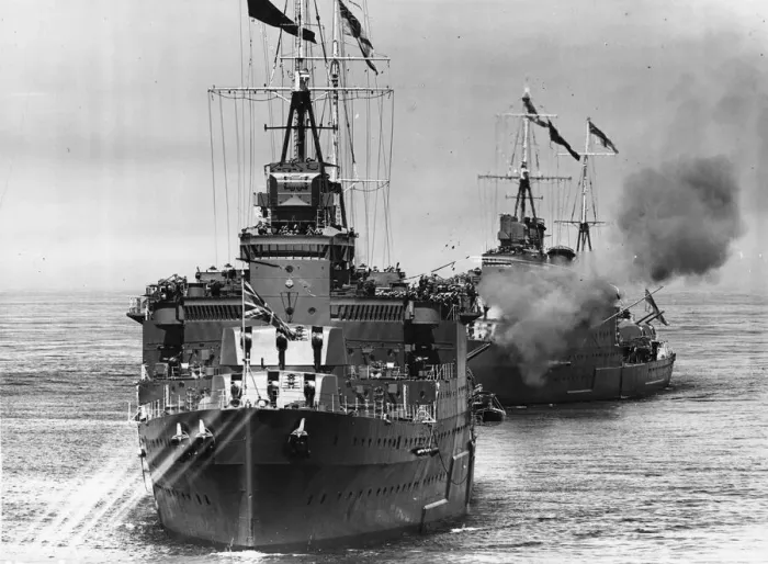 Framed Print : Two Southampton Class Cruisers, un-named seen here on exercises Circa 1940 Framed Print : Two Southampton Class Cruisers, un-named seen here on exercises Circa 1940