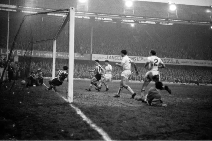 Framed Print : Southampton v Sunderland, FA Cup match at The Dell, Saturday 6th January 1962 Framed Print : Southampton v Sunderland, FA Cup match at The Dell, Saturday 6th January 1962