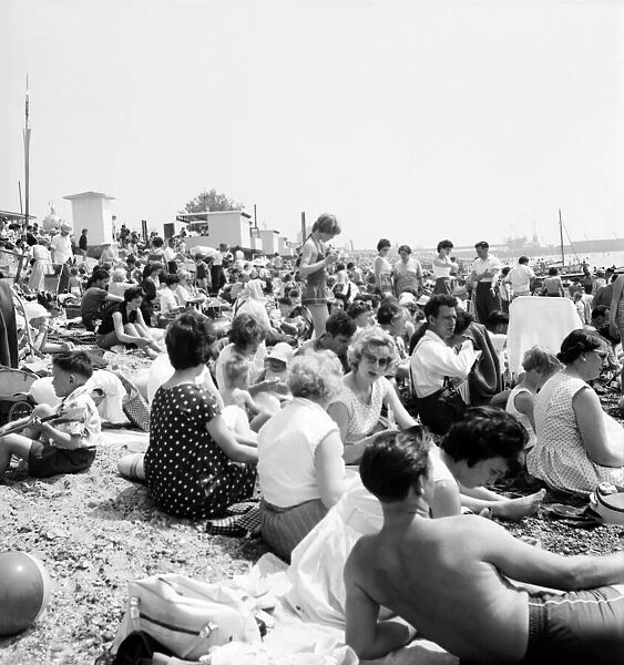 Southend beach (crowds). June 1960 M4333-001