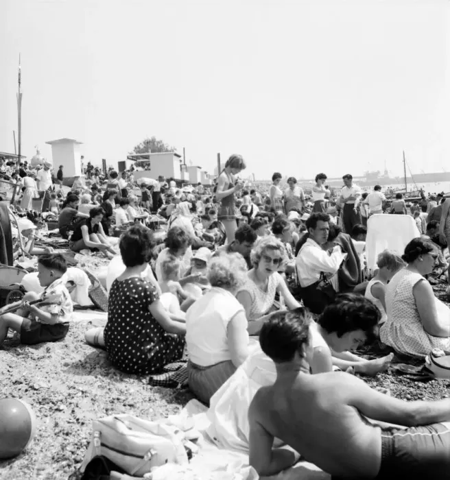 Framed Print : Southend beach (crowds). June 1960 M4333-001