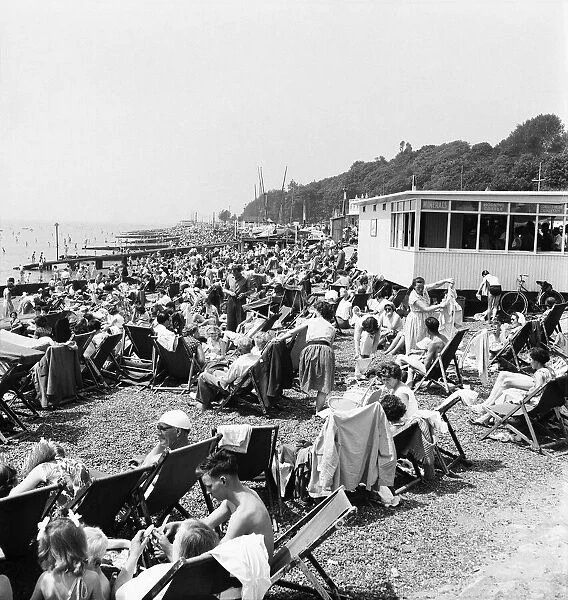 Southend beach (crowds). Southend-on-Sea, Essex, June 1960 M4333-002