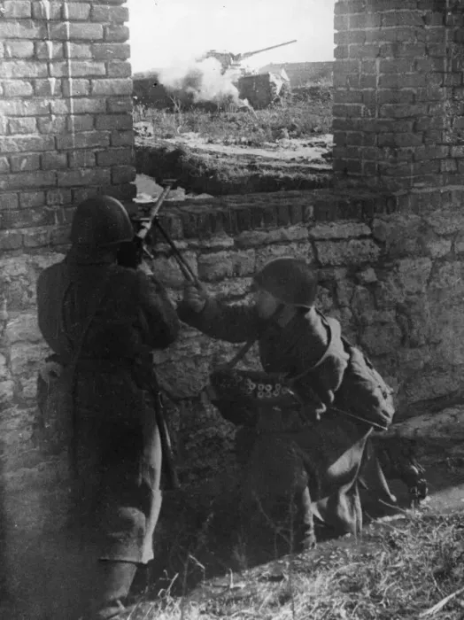 Framed Print : Soviet Red Army tank destroyers directing their deadly fire at oncoming German tanks Framed Print : Soviet Red Army tank destroyers directing their deadly fire at oncoming German tanks
