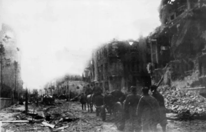 Framed Print : Soviet Red Army troops taking part in the battle against the German army for control of Framed Print : Soviet Red Army troops taking part in the battle against the German army for control of
