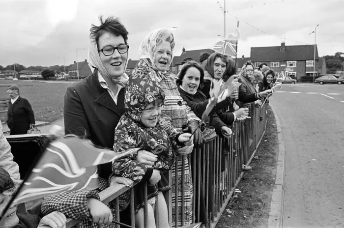 Framed Print : Spectators await Queen Elizabeth II in Eston during her Silver Jubilee tour