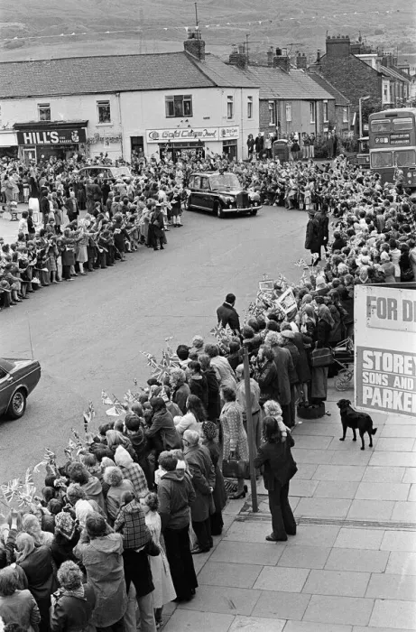 Framed Print : Spectators await Queen Elizabeth II in Eston during her Silver Jubilee tour Framed Print : Spectators await Queen Elizabeth II in Eston during her Silver Jubilee tour