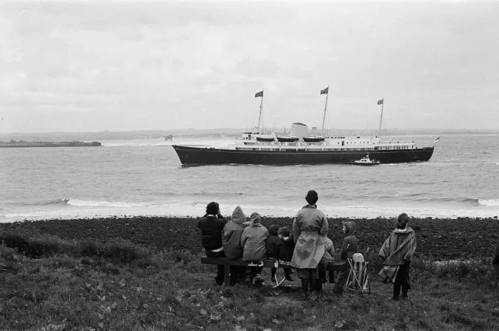 Framed Print : Spectators await the Royal Yacht during the Queens visit to Teesside Silver Jubilee tour
