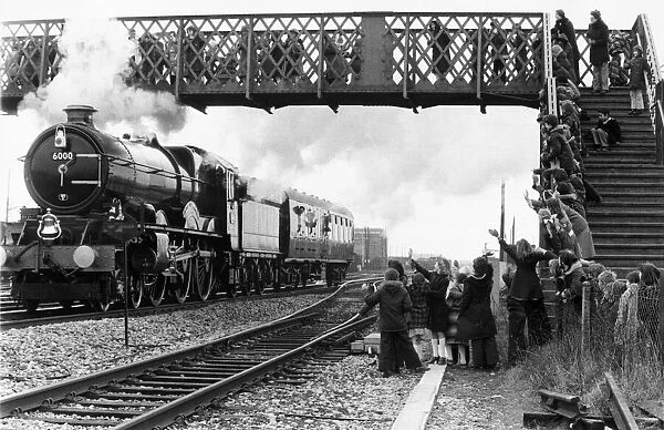 Spectators cheer the doyen of the GWROs King class, No. 6000 King George V