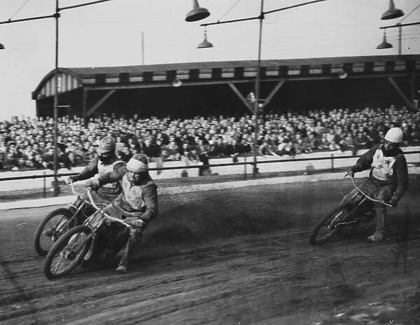 Speedway, Liverpool v Hanley, Doug Serurier (Liverpool) takes the lead from Lindsay