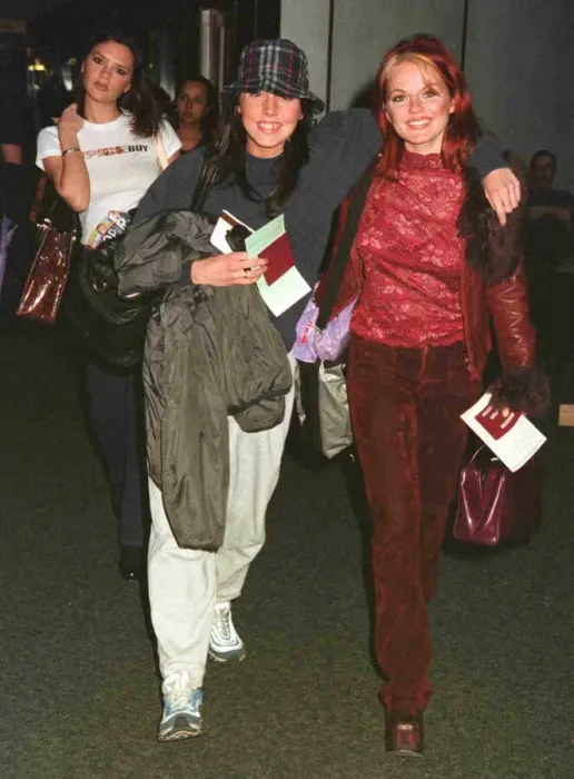 Framed Print : The Spice Girls leave Heathrow for Los Angeles Framed Print : The Spice Girls leave Heathrow for Los Angeles