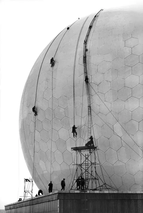 Framed Print : The spidermen'painters with plenty of paintwork to cover of the golf ball Framed Print : The spidermen'painters with plenty of paintwork to cover of the golf ball