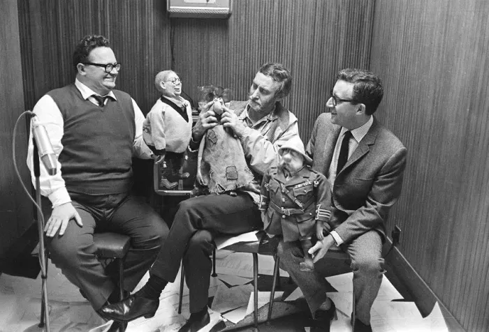 Framed Print : Spike Milligan March 1963 with Harry Seacombe and Peter Sellers rehersing for