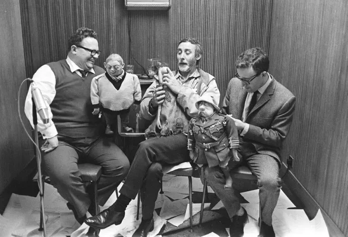 Framed Print : Spike Milligan March 1963 with Harry Seacombe and Peter Sellers rehersing for Framed Print : Spike Milligan March 1963 with Harry Seacombe and Peter Sellers rehersing for