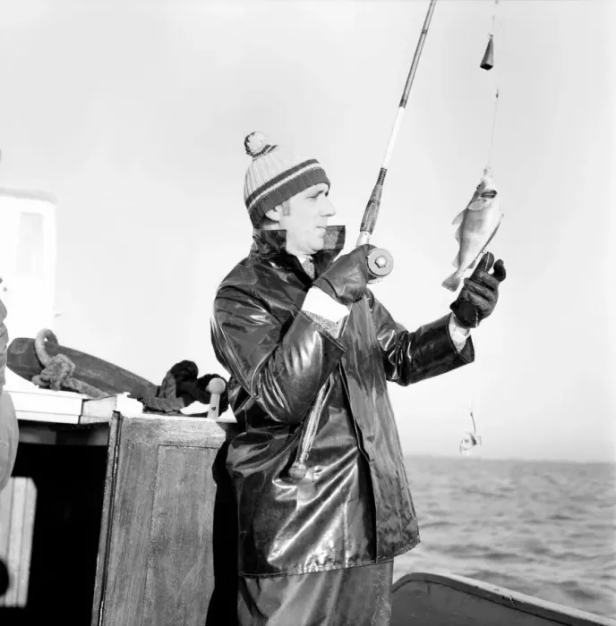 Framed Print : Sport: Angling: Police Constable Derek Rogers, fishing off the Isle of Wight