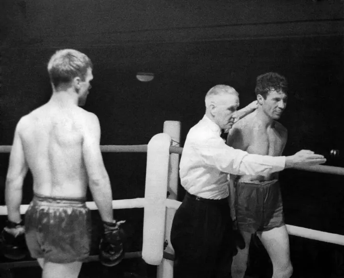 Framed Print : Sport Boxer: Ref Jin Mahoney calls a halt to the Willie Fisher e Alf Matthews fight as he