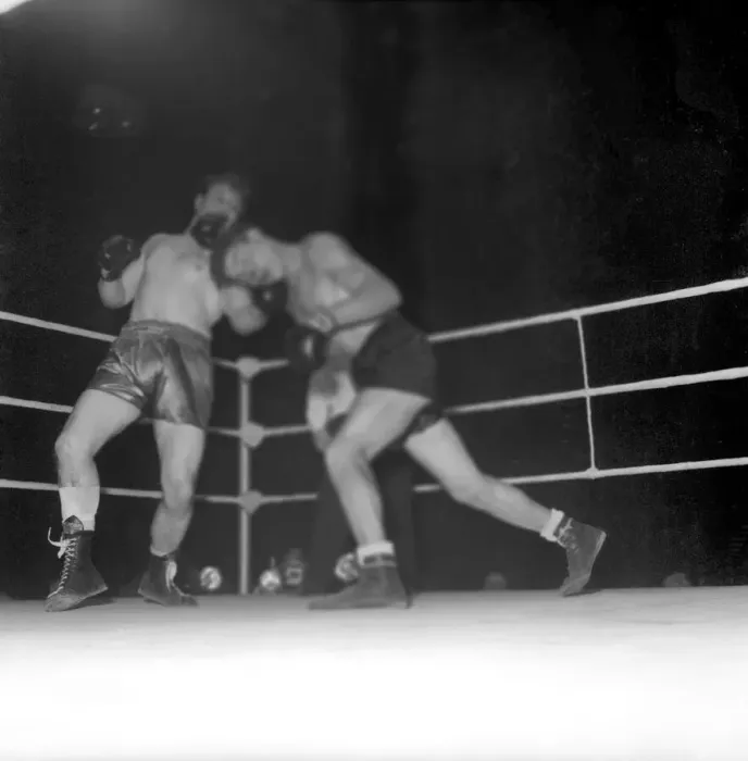 Framed Print : Sport Boxing. The fight between Jack Hobbs (blue shorts yellow stripe