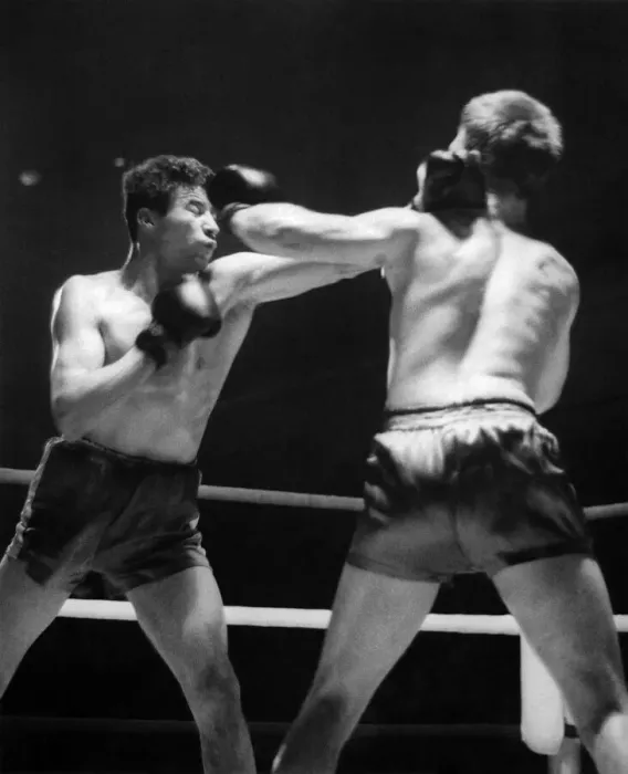 Framed Print : Sport Boxing: Willie Fisher right land a left high on the head of Alf Matthews (left