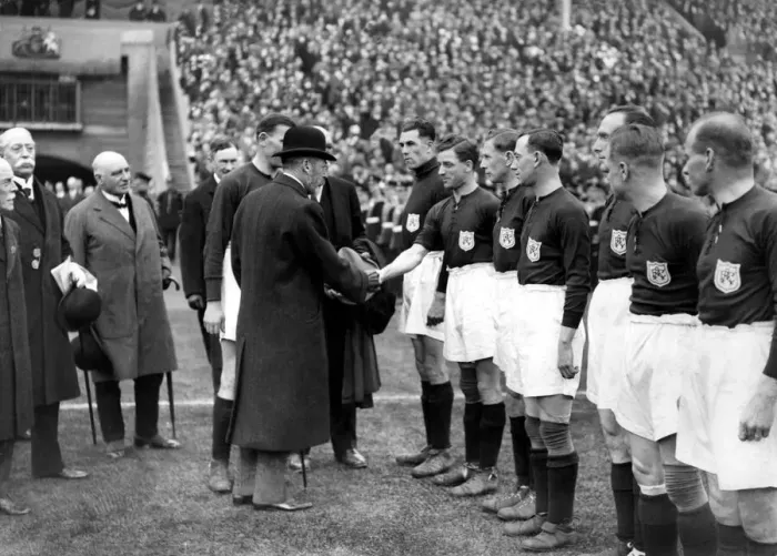Framed Print : Sport - Fooball - Arsenal - King George V is introduced to the Arsenal team by captain Framed Print : Sport - Fooball - Arsenal - King George V is introduced to the Arsenal team by captain