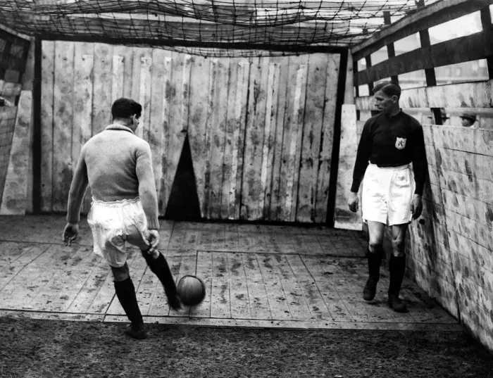 Framed Print : Sport - Football - Arsenal - Arsenal captain Charles Buchan watches goalkeeper Dai Lewis