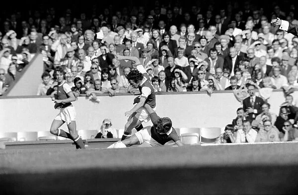 Sport  /  Football: Arsenal v. Everton. September 1975 75-04968