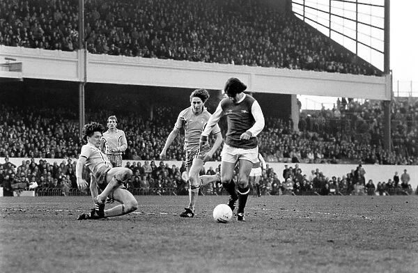 Sport: Football: Arsenal vs. Coventry. Action from the match. February 1981 81-00516-006
