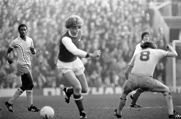 Sport: Football: Arsenal vs. Coventry. Action from the match. February 1981 81-00516-096