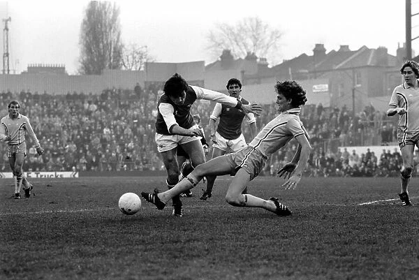 Sport: Football: Arsenal vs. Coventry. Action from the match. February 1981 81-00516-097