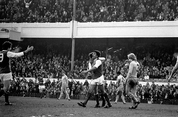 Sport: Football: Arsenal vs. Coventry. Action from the match. February 1981 81-00516-003