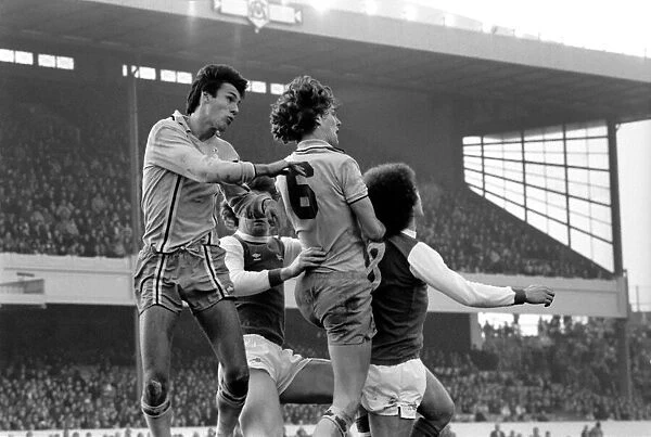Sport: Football: Arsenal vs. Coventry. Action from the match. February 1981 81-00516-083