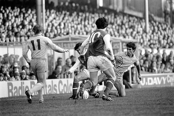 Sport: Football: Arsenal vs. Coventry. Action from the match. February 1981 81-00516-079