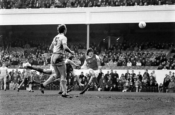 Sport: Football: Arsenal vs. Coventry. Action from the match. February 1981 81-00516-014