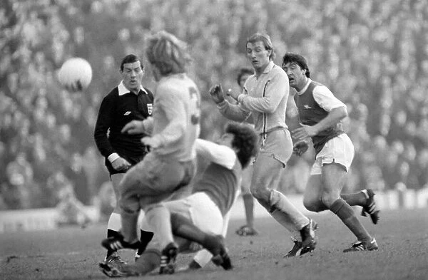 Sport: Football: Arsenal vs. Coventry. Action from the match. February 1981 81-00516-076