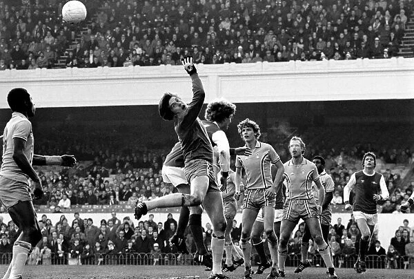 Sport: Football: Arsenal vs. Coventry. Action from the match. February 1981 81-00516-015