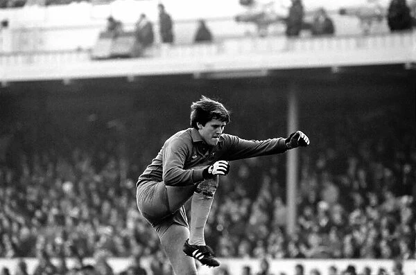 Sport: Football: Arsenal vs. Coventry. Action from the match. February 1981 81-00516-036
